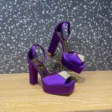 Load image into Gallery viewer, One Stud Open-Toe Satin Platform Pump
